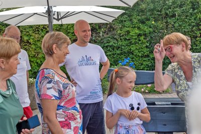 Am Sonntag wurden noch Sonnenschirme von Freiberg für alle an der Tafel aufgestellt.