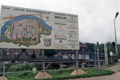 Dieses Bauvorhabenschild begrüßte bis Mitte der 1990er Jahre die Passanten der Augustusburger Straße.