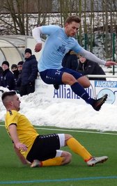 Der FSV Motor Marienberg hat bereits mit Testspielen begonnen. Maximilian Schreiter, der in dieser Szene dem Tackling eines Abwehrspielers ausweicht, erzielte beim 7:0-Sieg gegen den 1. SV Sennewitz zwei Tore. 