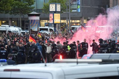 Was nicht nur Sicherheitsbehörden Sorge bereitet: Rechtsextreme drohen, 2025 an die Ereignisse des Spätsommers 2018 anzuknüpfen.