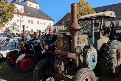 André Naumann (links) und Roland Melzer waren jeweils mit einem Lanz Bulldog vor Ort.
