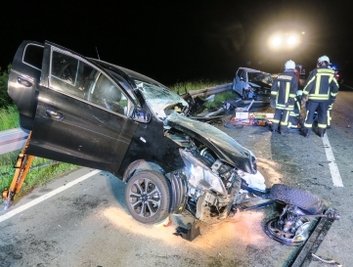 An beiden Autos entstand Totalschaden. 