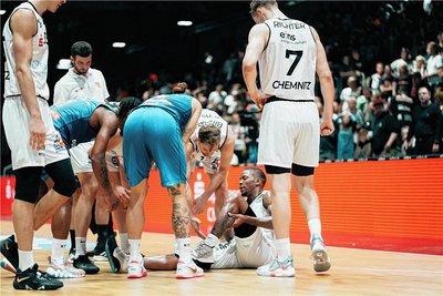 Der neue Spielmacher Wes Clark verletzte sich Ende der ersten Halbzeit, musste danach draußen bleiben. "Es sieht aber nicht so schlimm aus", gab Trainer Rodrigo Pastore nach dem Spiel Entwarnung.