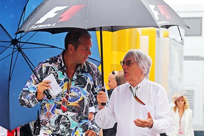 Bernie Ecclestone im Interview mit Kai Ebel in einem Hemd von „Germens“. Der Moderator lobt neben den Motiven die Qualität der Hemden.