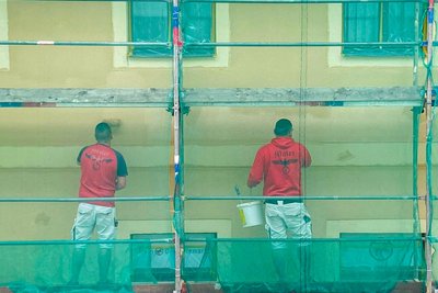 Die beiden Maler bei Fassadenarbeiten an der Freiberger Prüferstraße. Ein irritierter Leser fotografierte die Szene und schickte die Bilder an die „Freie Presse“.