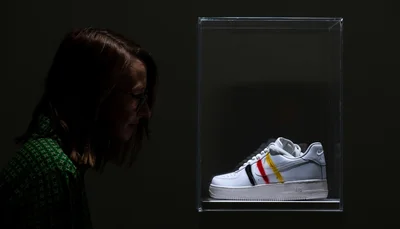 Die Arbeit "Untitled", ein Nike-Airforce mit Sprühlack.