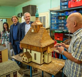 Im Schnitzerheim des Klein-Erzgebirges ließ sich Minister Thomas Schmidt von Horst Drichelt die Modelle erklären. 