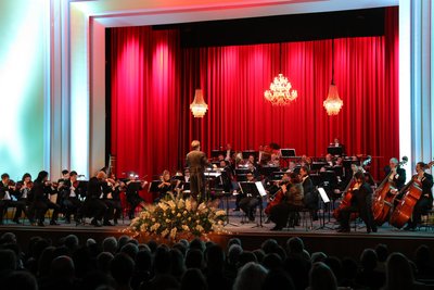 Die erzgebirgische Philharmonie setzte das Kontrastprogramm musikalisch um.