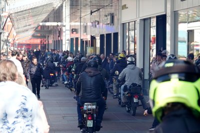 Zweimal fuhr am Sonntag eine Simson-Parade durch die Einkaufsmall im Chemnitz-Center zum verkaufsoffenen Sonntag.