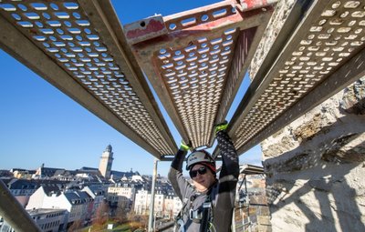 Daniel Haas-Zens von der Plauener Firma Peter Scheer hat mit seinen Kollegen am Dienstagvormittag Gerüstteile am Roten Turm demontiert. Das Bauwerk, eines der ältesten Gebäude von Plauen, war seit Sommer 2020 saniert und statisch gesichert worden.