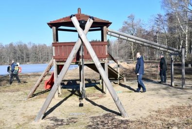 Mitarbeiter der Firma Kampfmittelräumung Teltow durchsuchen das Gelände.