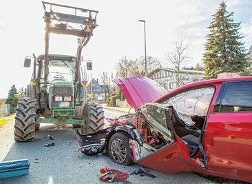 Mit leichten Verletzungen kam die Fahrerin dieses VW nach der Kollision mit dem Traktor davon. 