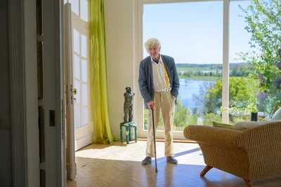Hein im Wohnzimmer seines Hauses in Havelberg. Inzwischen ist er 82 Jahre alt. Nächstes Jahr erscheint sein nächstes Buch.