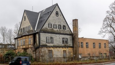 Nachdem diese Brache im Februar abgerissen worden ist, will die Stadt Geyer auf der Fläche zwischen der Ehrenfriedersdorfer Straße und der Sozialstation eine parkähnliche Anlage mit dem Namen Pollmerplatz gestalten. 