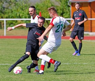 Fabian Erler (im Zweikampf links) soll das Angriffsspiel des Meeraner SV beleben. In Limbach-Oberfrohna klappte das nicht. 