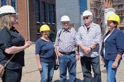 Deborah Weise, wissenschaftliche Mitarbeiterin im Bergbaumuseum, führte die Beiratsmitglieder Helga Drechsel, Frank Friedrich, Christian Bauer und Rosmarie Vogel (von links) im Sommer über die Baustelle des Museums. Ab da wurden die Treffen des Beirates nach der coronabedingten Pause wieder aufgenommen. 