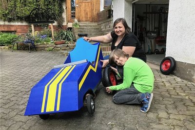 Kristoffer und Kati Kluge beim Tuning ihrer Seifenkiste. 