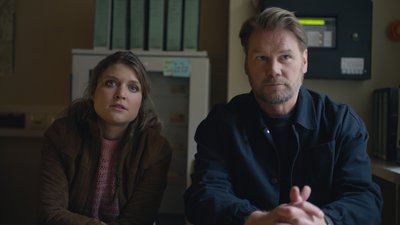 Die beiden Kommissare Winkler (Kai Scheve) und Szabo (Lara Mandoki) befragen einen Verdächtigen.