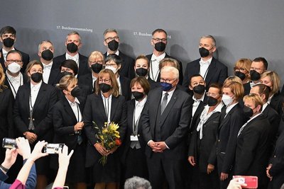 Gruppenfoto mit Mitarbeitern des Bundestages: Der wiedergewählte Bundespräsident im Paul-Löbe-Haus. 