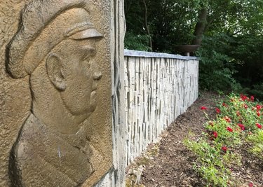 Vom Schriftzug "Ernst Thälmann ist niemals gefallen" sind nur noch die Verankerungen am Betonsockel übrig geblieben. 