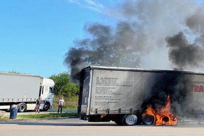 Die Feuerwehr hat den brennenden Anhänger gelöscht.
