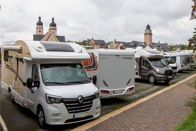 Wirklich kein Bedarf? Im Sommerhalbjahr stehen am Neustadtplatz fast durchgehend Wohnmobile, obwohl es dort keine gute Infrastruktur gibt. Der Freistaat krittelt dennoch an Plauens Plänen für ein Caravan-Projekt herum.