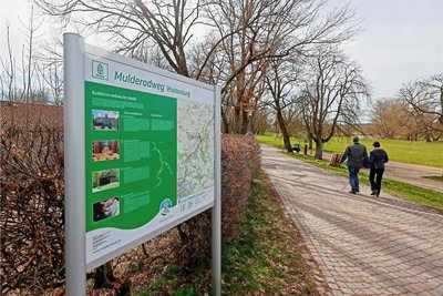 An der Muldebrücke in Waldenburg befindet sich eine der erneuerten Tafeln über den Mulderadweg.