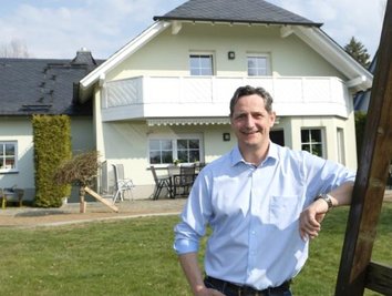 FDP-Kandidat Sven Köpp vor dem Haus der Familie in Reuth.