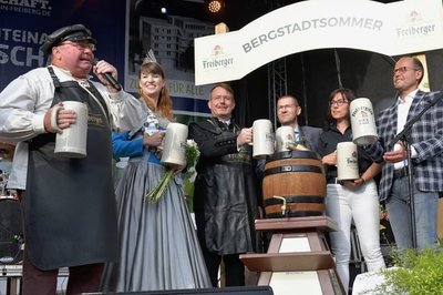 Mit nur einem Schlag hat Thomas Mielenz (links) alias Braumeister Michael am Donnerstagabend zur Eröffnung des Bergstadtsommers das Fassbier angestochen.