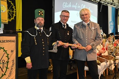 Marienbergs Oberbürgermeister André Heinrich (Mitte) nimmt den Staffelstab des Sächsischen Bergmannstages von Olbernhaus Bürgermeister Jörg Klaffenbach (r) entgegen.
