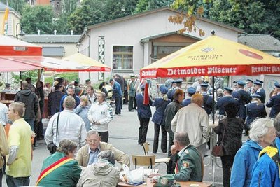 Die Stadtbibliothek ist seit vielen Jahren im Mehrzweckgebäude an der Stadtschule zu finden. Der Vorplatz der Bibliothek wird nicht nur zum Parken genutzt, sondern bei besonderen Anlässen auch zum Feiern - hier 2008 bei einem kleinen Schützenfest mit Freunden aus der Partnerstadt Borchen. 