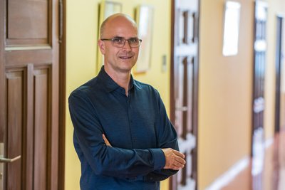 Richter Sebastian Behler blickt positiv auf die Dreharbeiten. Es sei schön, sagt er, zum Erzgebirgskrimi beitragen zu können.