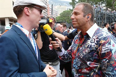 Kai Ebel im „Germens“-Hemd im Interview mit Schauspieler Benedict Cumberbatch beim Formel-1-Rennen in Monaco.