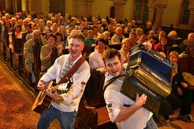 2018 traten De Hutzenbossen, hier  Andreas Tiede und Peter Kreißl (l.), schon  vor rund 300 Besuchern in der Trinitatiskirche in Hainichen. auf. Foto: Falk Bernhardt/Archiv