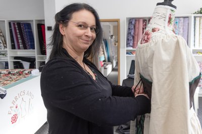 Mit dem Stoffladen „Fabrics and Roses“ hat sich Kathrin Handschack einen Traum erfüllt. Das neue Geschäft ist am Markt in Elterlein zu finden.