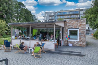 Im Juli 2025 hatten Jugendliche das Café mit einem Pop-up-Store kurzzeitig belebt.
