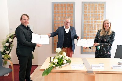 Im Trauzimmer im Rathaus Freiberg freuten sich Freibergs Oberbürgermeister Sven Krüger (parteilos) und die Generaldirektorin der Staatlichen Kunstsammlungen Dresden, Marion Ackermann, und Dirk Syndram, Direktor des Grünen Gewölbes Rüstkammer (v.l.), über den am Mittwoch unterzeichneten Kooperationsvertrag. "Wir vermählen uns im sprichwörtlichen Sinne", sagte Krüger lachend. 