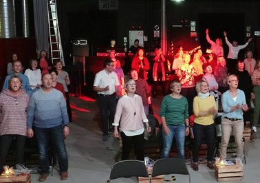 Auch wenn nur 48 Leute gekommen waren: Beim 1. Zwickauer Rudelsingen am Freitagabend im Zwickauer "Alten Gasometer" ging die Post ab. 