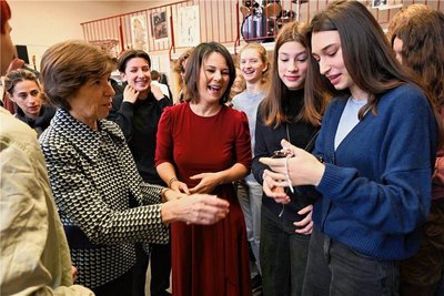 Bundesaußenministerin Annalena Baerbock (Mitte) trifft sich zu Beginn ihres eintägigen Frankreichbesuchs mit der französischen Ministerin für auswärtige und europäische Angelegenheiten, Catherine Colonna (links), und Teilnehmern eines deutsch-französischen Schulprojekts. 