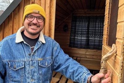 Lars Böttcher erzählt seinem Publikum auf Instagram die Geschichte, die hinter dieser Gartensauna auf dem Bauernhof in Gornau steht.