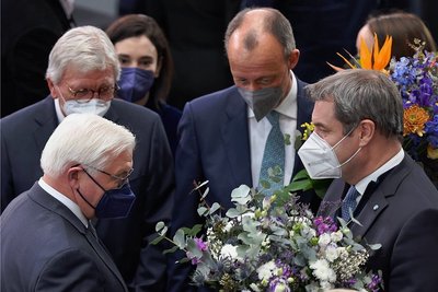Die Chefs von CDU und CSU, Friedrich Merz (M.) und Markus Söder (r.), gratulieren Steinmeier (l.) zur Wiederwahl. 