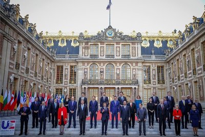 Familienfoto auf Schloss Versailles: Frankreichs Präsident Emmanuel Macron (Mitte) empfängt die die Staats- und Regierungschefs der 27 EU-Länder sowie die Spitzen der EU zum Sondergipfel. 