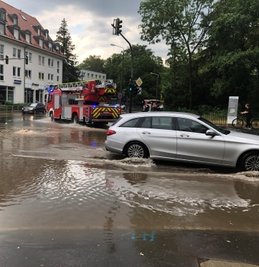 Überflutet wurde am Montagnachmittag auch die Leipziger Straße(B 101) in Freiberg. 