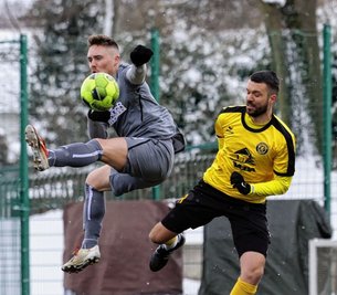 Auf packende Zweikämpfe - wie hier mit Christian Hallbauer (links) im Heimspiel gegen Auerbach II - muss sich der Oberlungwitzer SV auch am Sonntag gegen Blau-Gelb Mülsen einstellen. 