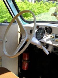 Das Cockpit des Trabant aus dem Jahr 1963. Sogar das Radio ist noch original. 