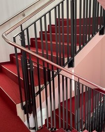 Doch auch die Treppengeländer in der Kombination aus Stahl und Edelstahl stechen ins Auge.