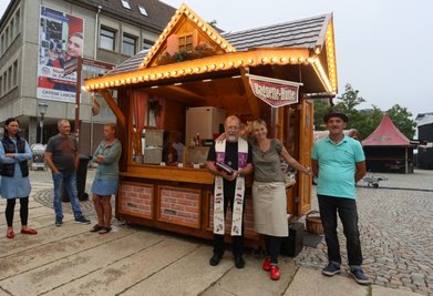 Nagelneu ist die Baguettebude "Kuddelmuddel" von Schausteller-Ehepaar Heike und Klaus Volklandt. Schaustellerpfarrer Wolfgang Eichhorn übernahm die Einweihung. 