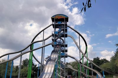 Der bisher höchste Rutschenturm im Sonnenlandpark. Direkt daneben entsteht ein noch höherer Rutschenturm.