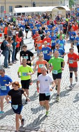 800 Läufer nahmen am 27. Landkreislauf in Hainichen rund um den Marktplatz teil.
