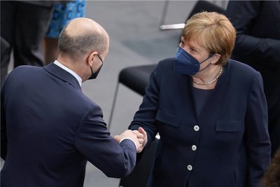 Bundeskanzler Olaf Scholz begrüßt vor der Wahl Steinmeiers seine Vorgängerin Angela Merkel. 